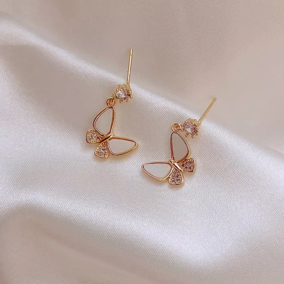 🦋 Elegant Butterfly Trendy Shiny Earrings 🦋 - Picture 3 of 3